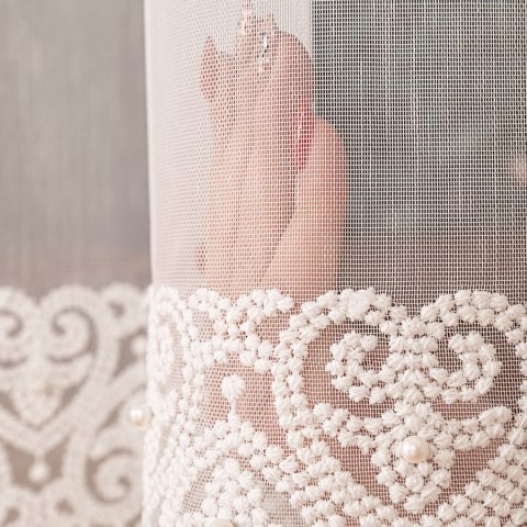 Firanka haftowana ze wzorem na samym dole, wys. 300cm, kolor 010 offwhite 127677/768/010/000300/1