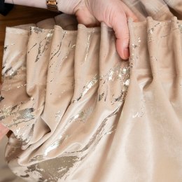 MARMA Zasłona gotowa na taśmie, 250x140cm, kolor 003 jasny beżowy ze srebrnym nadrukiem na VELVI TD0037/Z